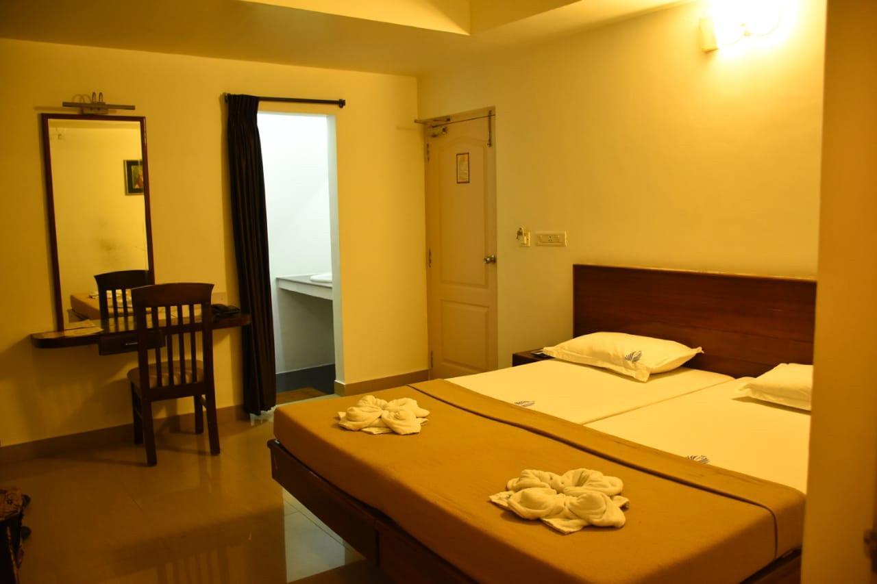 Hotel Palacial Pondi Pondicherry Esterno foto